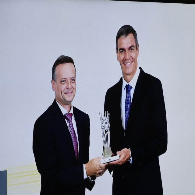 Δούκας: Απένειμε το Βραβείο Δημοκρατίας στον Πέδρο Σάντσεθ - «Έχετε υπερασπιστεί την ειρήνη»