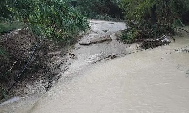 Κακοκαιρία: Ο ποταμός έγινε ένα με τον δρόμο στις Κορφές Μαλεβιζίου - Σοβαρές ζημιές από τη νεροποντή - Εικόνες