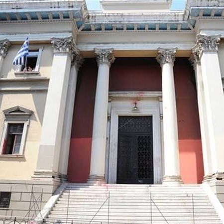 Πάτρα: Εκκενώνεται το Δικαστικό Μέγαρο μετά από απειλή για βόμβα