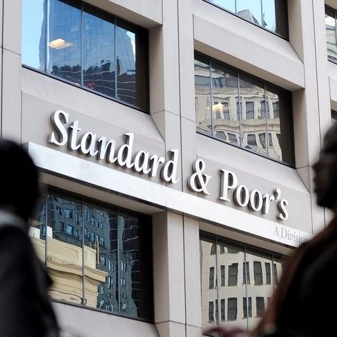 Προειδοποίηση της S&P για τις ελληνικές τράπεζες: Τα τρία σενάρια και οι φόβοι για ύφεση