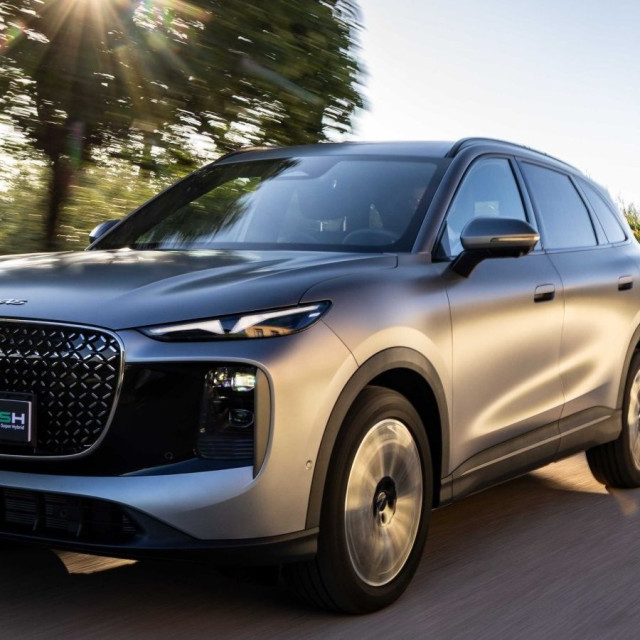 Η Lepas ξεκινά στην Ελλάδα με δύο PHEV SUV (+τιμές)