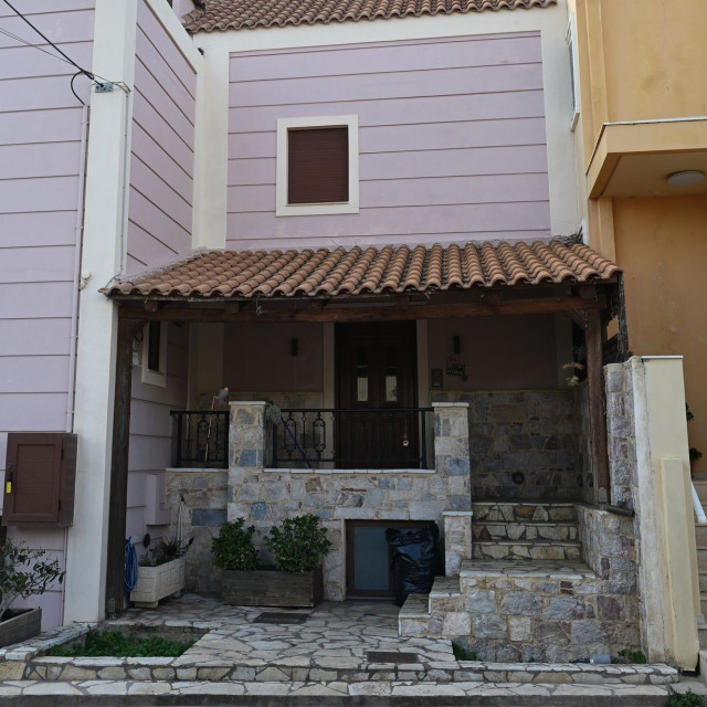 Λαύριο: Για απόπειρα ανθρωποκτονίας κατά συρροή και 4 ακόμη αδικήματα κατηγορείται ο 32χρονος που μαχαίρωσε την πρώην σύζυγό του