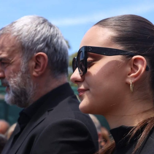 Βικτώρια Δέλλα: Η πρώτη ημέρα στην Ιατρική Σχολή με τον μπαμπά της στο πλευρό της - Το μήνυμα του Τραϊανού