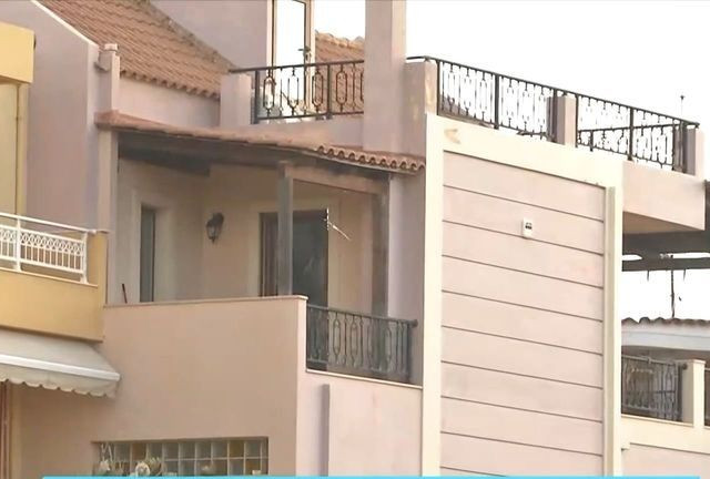 Λαύριο: «Θα σου λιώσω το κεφάλι» - Εισέβαλε με βαριοπούλα και μαχαίρωσε την πρώην του και τον σύντροφό της μπροστά στα 2 ανήλικα παιδιά - Σε σοβαρή κατάσταση νοσηλεύονται τα θύματα