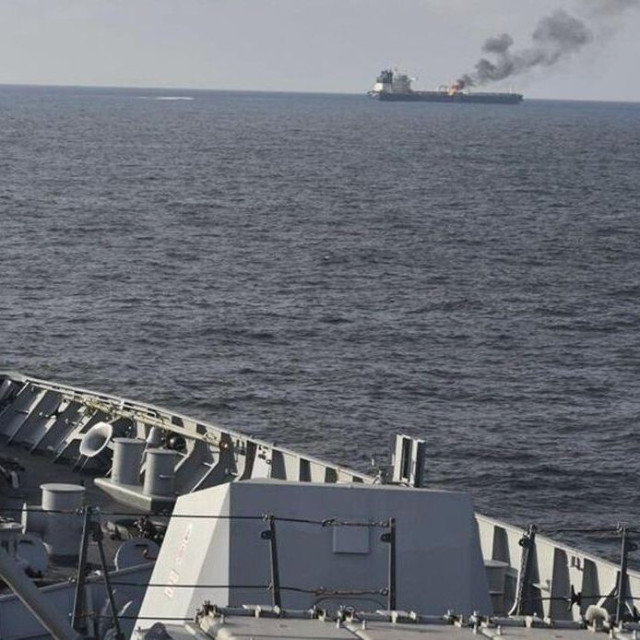 Στενά του Ορμούζ: Τάνκερ χτυπήθηκε από άγνωστο βλήμα – Ακολούθησε φωτιά στο πλοίο