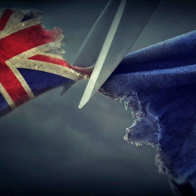 Βρετανία: Ένας στους δύο θέλει exit από το Brexit - Τι καταγράφει νέα δημοσκόπηση