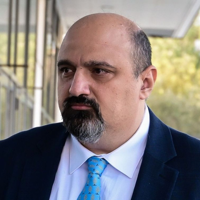Τριαντόπουλος κατά Καρυστιανού: «Χυδαίο ψεύδος» η αναφορά της ότι παρομοίασε τις σορούς με κρέατα