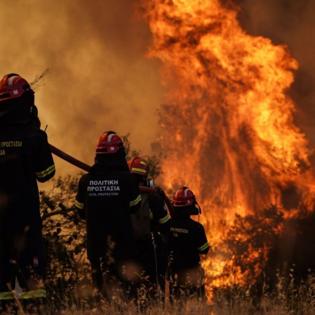 Πυρκαγιά στον Πύργο Ηλείας - Καίει σε χώρο με απορρίμματα, «σηκώθηκαν» αεροσκάφη