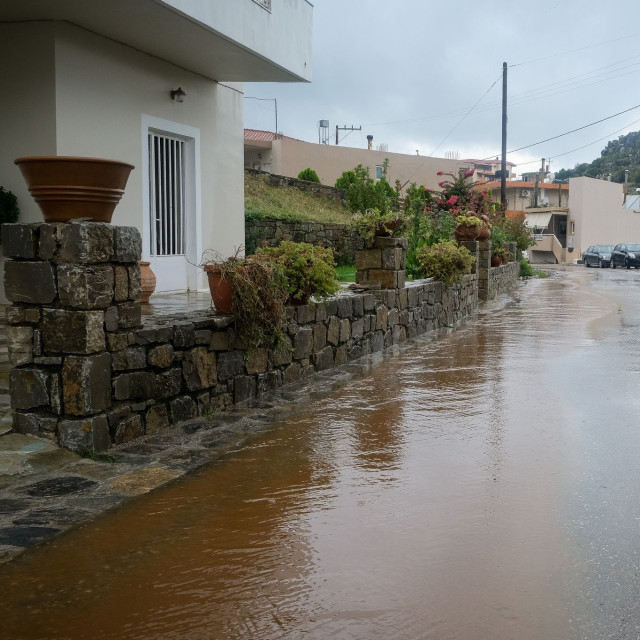Κακοκαιρία: Δεκάδες κλήσεις στην Πυροσβεστική για πτώσεις δέντρων και αντικειμένων στην Αττική
