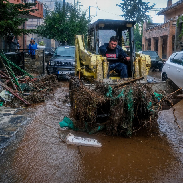 «Τέτοιες ποσότητες νερού δεν τις έχουμε ξαναδεί»: Πλημμύρες και δρόμοι-παγίδες στην Κρήτη – Απεγκλωβίστηκαν 20 άτομα από τα Φέρμα Ιεράπετρας