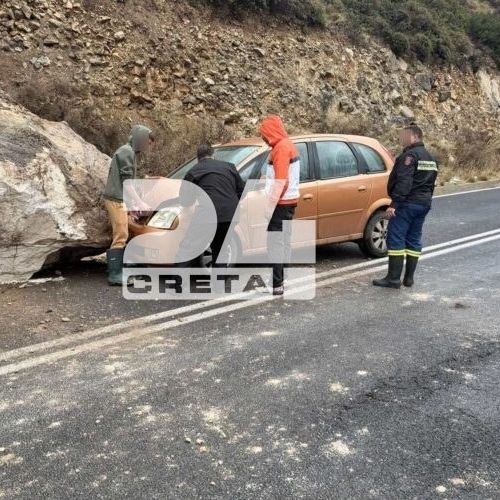 Ιεράπετρα: Βράχος αποκολλήθηκε κι έπεσε πάνω σε αυτοκίνητο - Από θαύμα γλίτωσε ο οδηγός