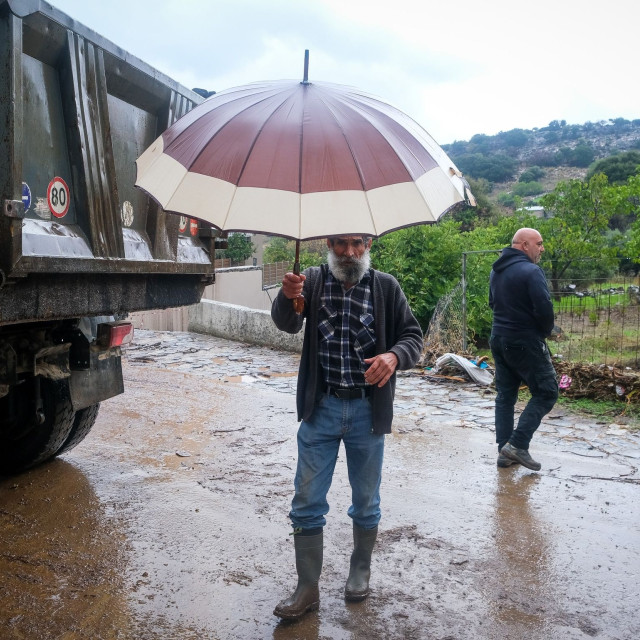 Δύσκολη νύχτα με πλημμύρες στην Κρήτη και δεκάδες απεγκλωβισμούς στην Ιεράπετρα: Πώς εξελίσσεται η κακοκαιρία σήμερα