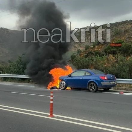 Στιγμές πανικού στον ΒΟΑΚ: Αυτοκίνητο τυλίχθηκε στις φλόγες εν κινήσει με μια οικογένεια επιβάτες