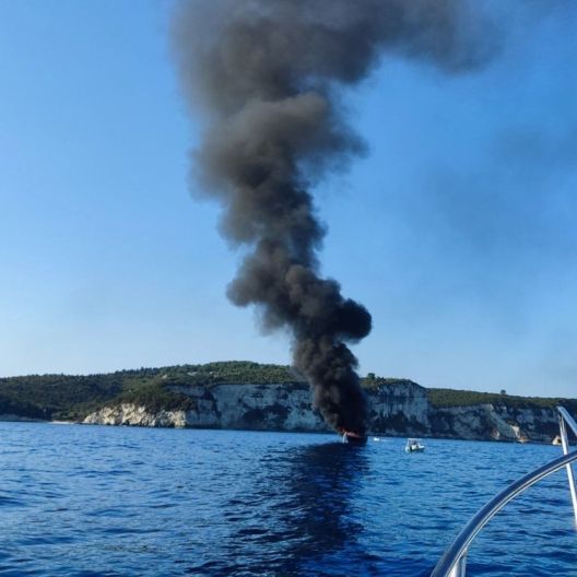 Πυρκαγιά σε ιστιοφόρο σκάφος στη Βόρεια Εύβοια – Σώοι οι δύο αλλοδαποί επιβαίνοντες