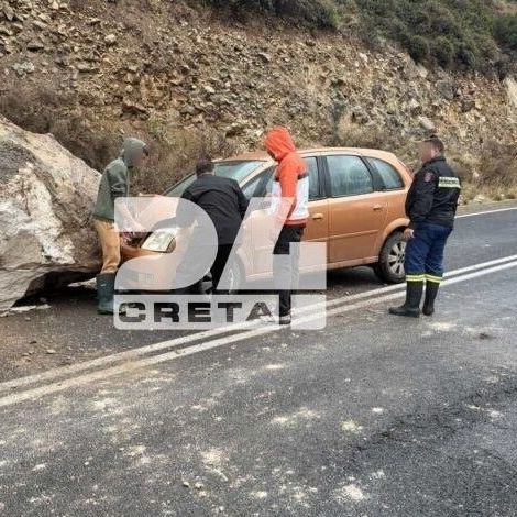 Ιεράπετρα: «Από θαύμα γλίτωσα», λέει ο οδηγός που είδε βράχο να πέφτει στο αμάξι του