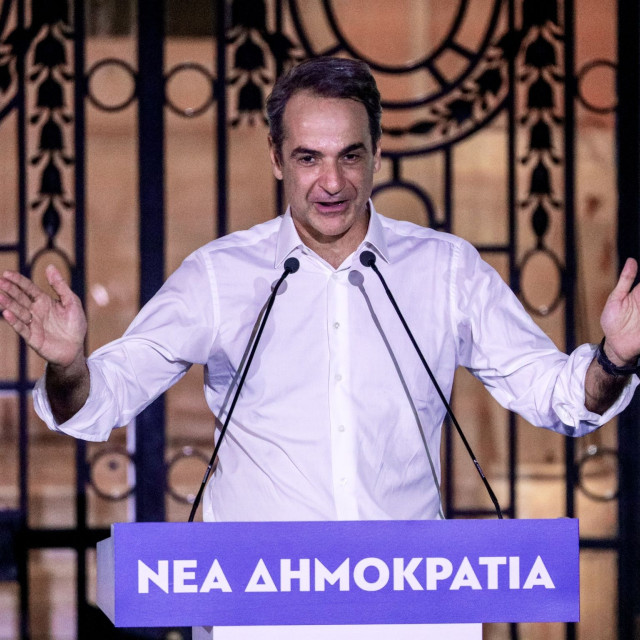 Τα δύο μέτωπα Μητσοτάκη: Από τα 52 χρόνια της ΝΔ στην αναμέτρηση των Βρυξελλών - Η μάχη του κέντρου και το κομματικό ακροατήρο