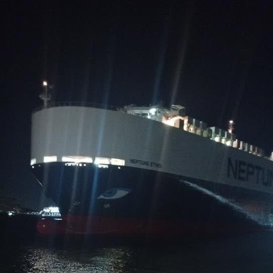 Σαλαμίνα: Το πλοίο «Neptune Ethos» με 36 άτομα προσάραξε στο Καματερό – Έρευνες για τα αίτια