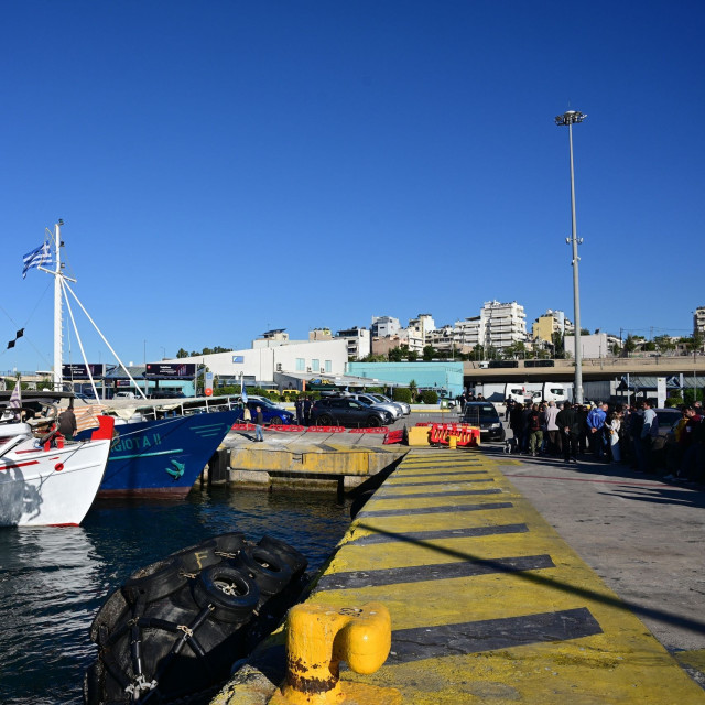 Απεργία ψαράδων: Συγκέντρωση διαμαρτυρίας στο λιμάνι του Πειραιά - Αποκλεισμός της πύλης Ε1