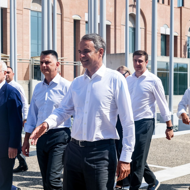 52 χρόνια ΝΔ: Τα πλάνα Σαμαρά στα ιστορικά βίντεο και ο πονοκέφαλος με τις τιμές των καυσίμων