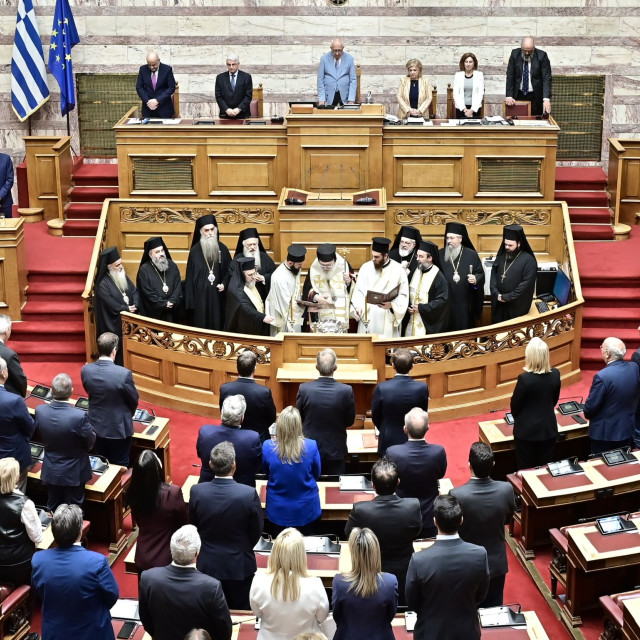 Αγιασμός στην Βουλή για την έναρξη των εργασιών της 4ης Συνόδου: Τα πηγαδάκια, τα χαμόγελα, τα φιλιά Μυλωνάκη και οι ευχές