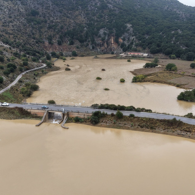 Κρήτη: Βιβλική καταστροφή στο Οροπέδιο Λασιθίου - Έως 25.000 τόνοι πατάτας χάθηκαν - Στα 4 μέτρα έφτασε το νερό στο Οροπέδιο