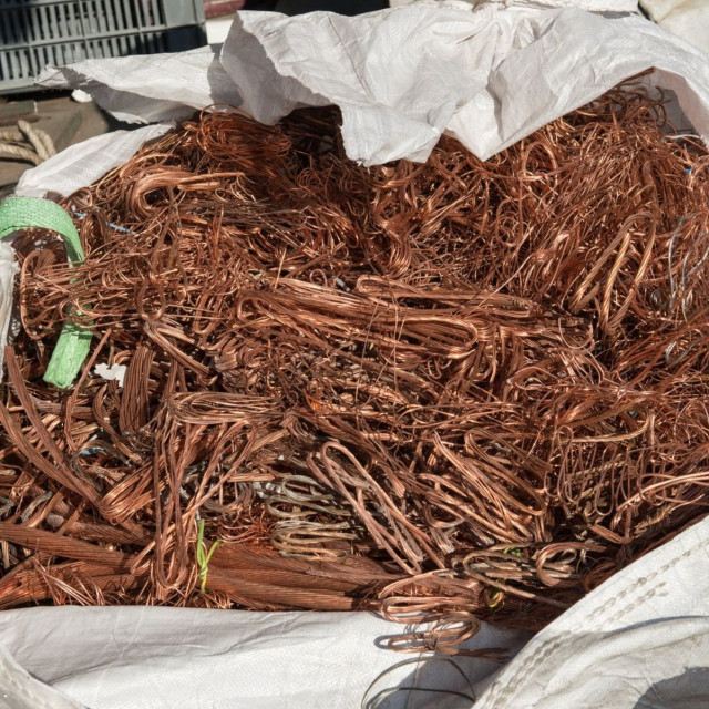 Μενίδι: Ξαναχτύπησε η «μαφία του χαλκού» –Άρπαξε 890 κιλά μέσα σε τέσσερα λεπτά – Βίντεο ντοκουμέντο