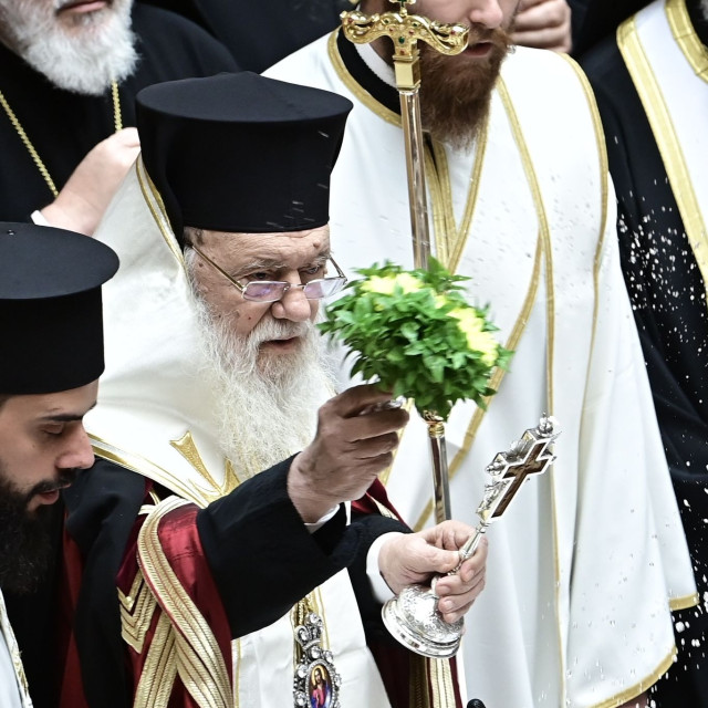 Ιερώνυμος στη Βουλή: «Υπομονή και ομόνοια για να έχουμε καλύτερα αποτελέσματα»