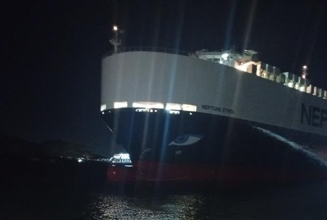 Σαλαμίνα: Το πλοίο «Neptune Ethos» με 36 άτομα προσάραξε στο Καματερό – Έρευνες για τα αίτια, δείτε βίντεο