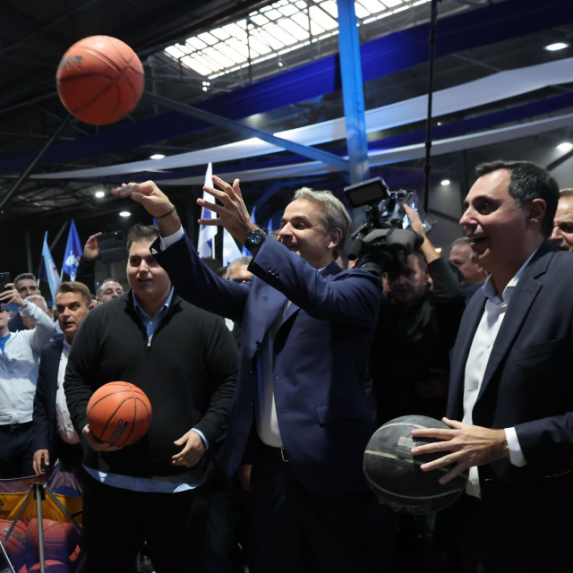 «Έβαλα 4 στα 4»: Ο Μητσοτάκης έπαιξε μπάσκετ και είχε ευστοχία 100%