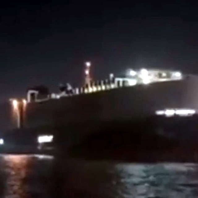 Neptune Ethos: Ασφαλείς και οι 36 επιβαίνοντες μετά την προσάραξη του πλοίου στη Σαλαμίνα