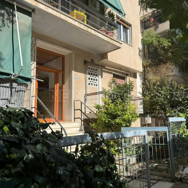 Παγκράτι: Τρύπησαν τα ντουβάρια από τις σφαίρες που έπεσαν στην πολυκατοικία