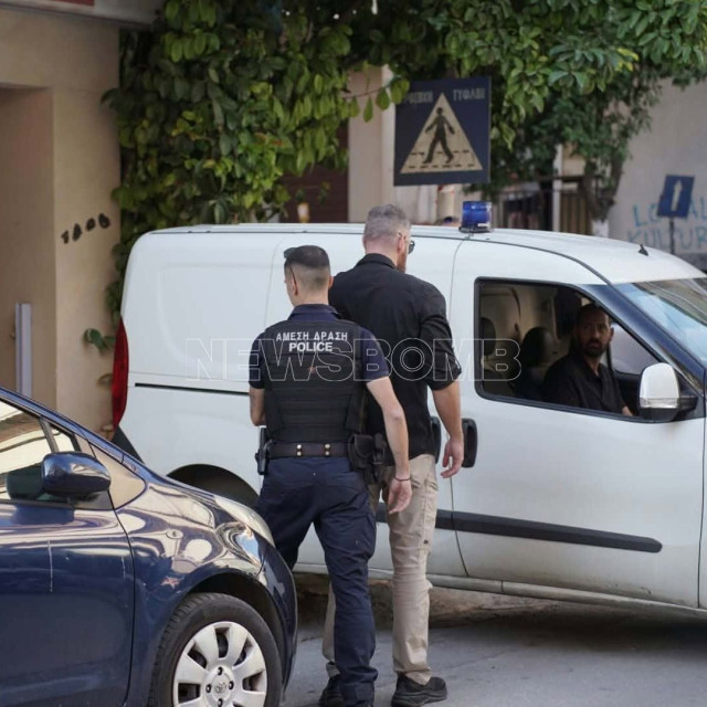 Συναγερμός στην Καλλιθέα: Εντοπίστηκαν φιαλίδια με το εκρηκτικό υλικό πικρικό οξύ – Στο σημείο πυροτεχνουργοί, εκκενώθηκαν προληπτικά δύο πολυκατοικίες