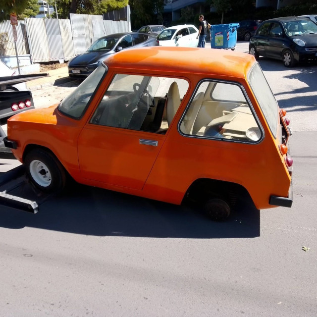 Enfield: Για παλιοσίδερα ένα από τα πρώτα ηλεκτρικά αυτοκίνητα που κατασκευάζονταν στη Σύρο το '70