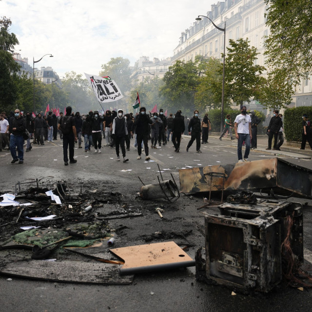 Η Γαλλία συγκλονίζεται από μαζικές διαδηλώσεις - Φωτιά σε οδόφραγμα στο Παρίσι