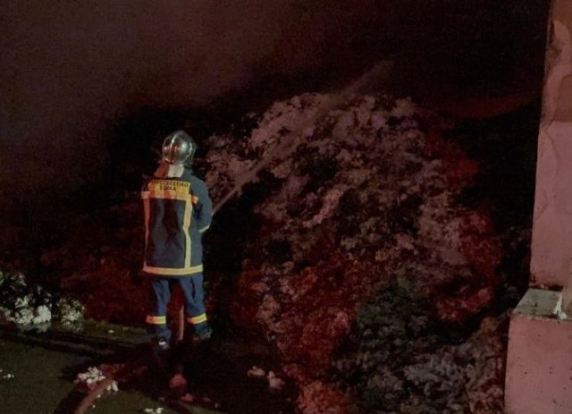 Συναγερμός στην Πυροσβεστική για μεγάλη φωτιά σε εργοστάσιο βαμβακιού στα Τρίκαλα - Καίγονται έξι αποθήκες