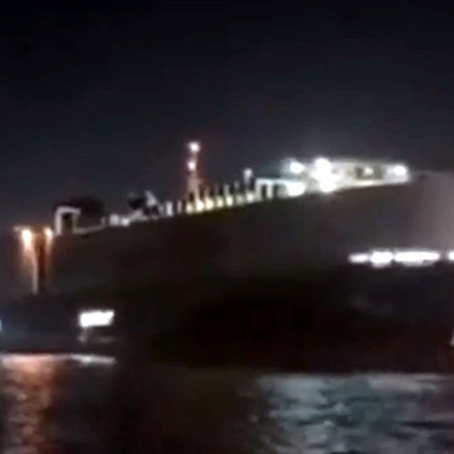 Neptune Ethos: Ασφαλείς και οι 36 επιβαίνοντες μετά την προσάραξη του πλοίου στη Σαλαμίνα