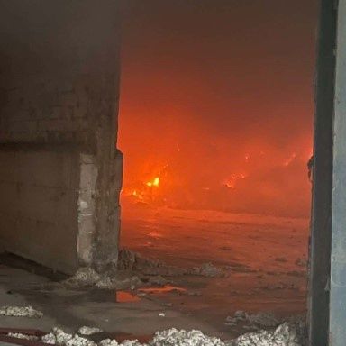 Τρίκαλα: Στις φλόγες εργοστάσιο βαμβακιού - Καίγονται έξι αποθήκες