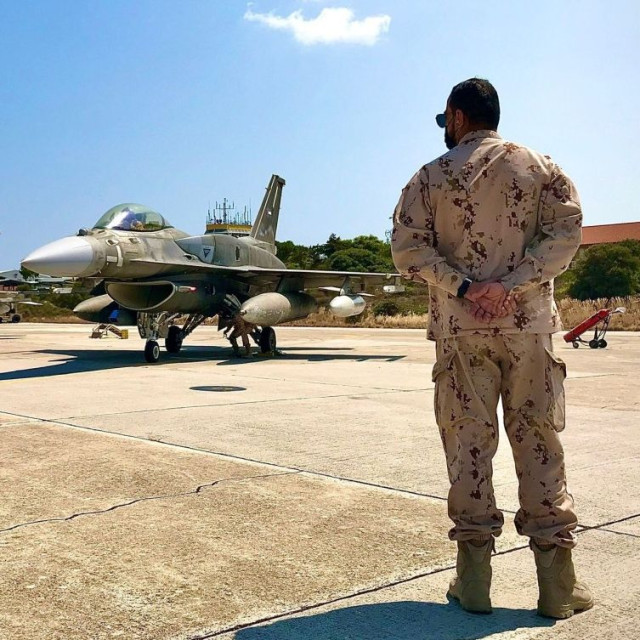 Χανιά: Γυναίκα συνελήφθη για κατασκοπεία - Έβγαζε φωτογραφίες στη Σούδα