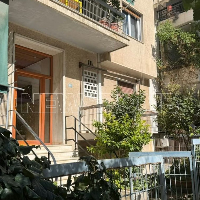 Βίντεο και εικόνες του Newsbomb από το Παγκράτι: Τρύπησαν τα ντουβάρια από τις σφαίρες που έπεσαν στην πολυκατοικία