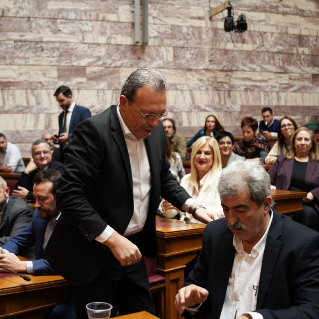 Τελεσίγραφο ΣΥΡΙΖΑ σε Φάμελλο, Γεροβασίλη και άλλους 10 ανεξάρτητους βουλευτές: Παραδώστε τις έδρες