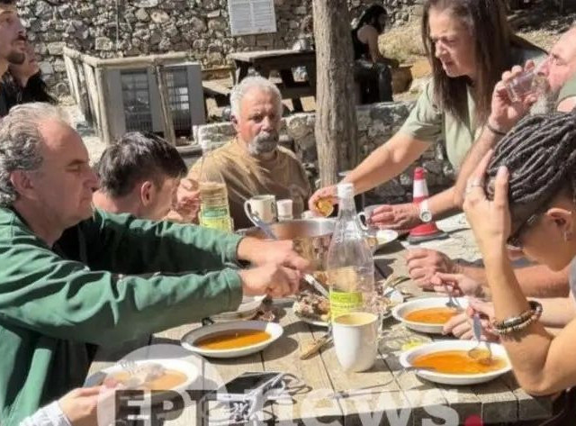 Κρήτη: 8 ημέρες μετά απεγκλωβίστηκαν οι εργαζόμενοι στο φαράγγι της Σαμαριάς