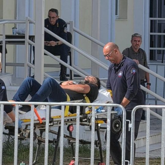Δίκη για τα Τέμπη: Αποχώρησε με φορείο ο Πάνος Ρούτσι