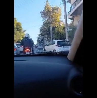 Η στιγμή που αστυνομικοί της ΔΙ.ΑΣ. ανοίγουν δρόμο για έγκυο - Δείτε βίντεο
