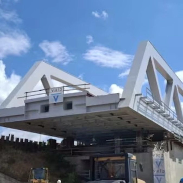 Μετέφεραν και εγκατέστησαν γέφυρα 2.200 τόνων στην Βουδαπέστη: Η απίστευτη επιχείρηση