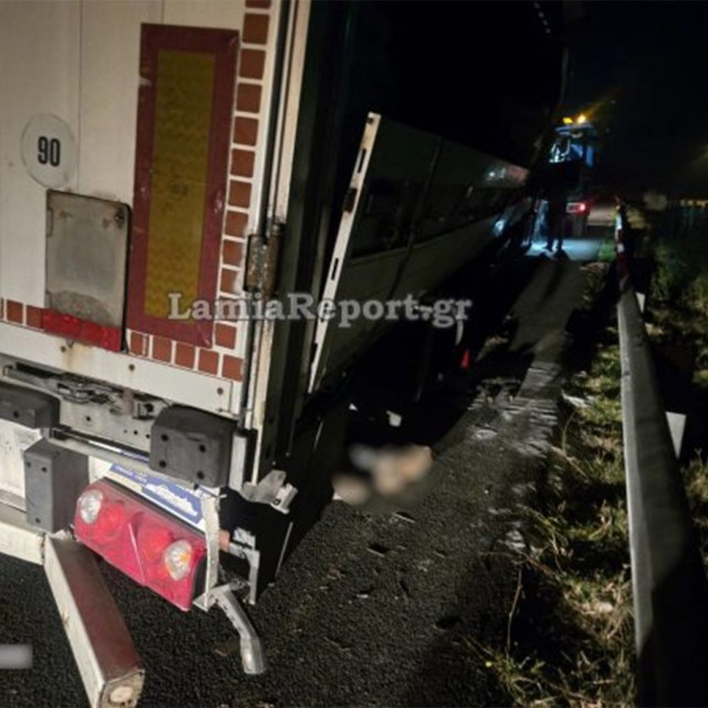 Νταλίκα γεμάτη ζάχαρη εξετράπη στην Αθηνών-Λαμίας – Σκορπίστηκε το φορτίο στον δρόμο