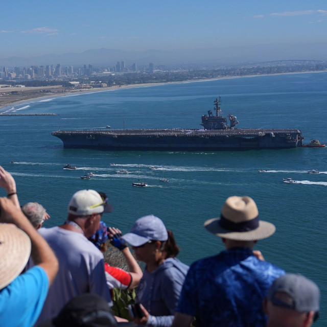 USS Abraham Lincoln: Επέστρεψε στις ΗΠΑ μετά από 321 ημέρες αποστολής – Εξαντλημένο το πλήρωμα