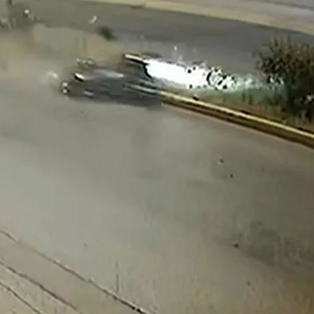 Τροχαίο δυστύχημα στη Θηβών: Η στιγμή της πρόσκρουσης της μοτοσυκλέτας στην κολώνα