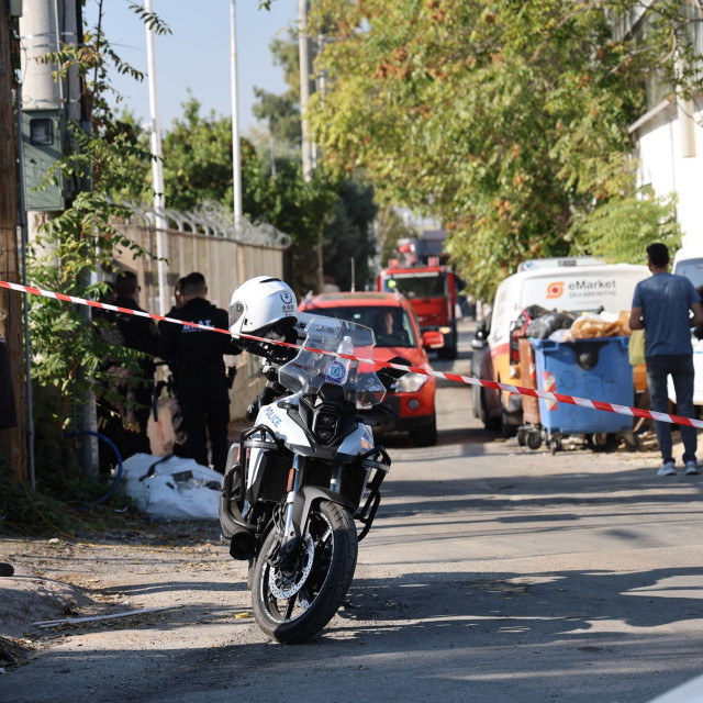 Αιγάλεω: Υπό έλεγχο η φωτιά σε βιοτεχνία ρούχων