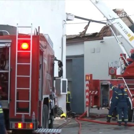 Αιγάλεω: Κάηκε ολοσχερώς το βαφείο ρούχων - Ακούστηκαν εκρήξεις πριν ξεσπάσει η φωτιά