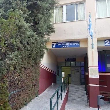Πάτρα: Μαθητές ΕΠΑΛ κάνουν μάθημα με φακούς κινητών τηλεφώνων - Η απάντηση του δήμου Πατρέων